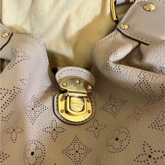 Louis Vuitton - Mahina L Sable Taupe Leather Hobo Bag (100% authentic) / SOLD - Picture 2 of 5
